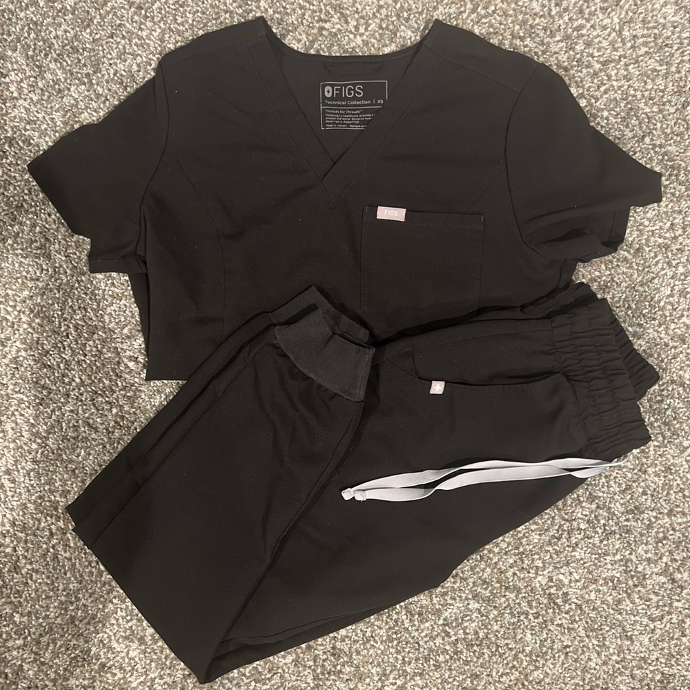 FIGS SCRUB SET BLACK (XS TOP/XXSP BOTTOM)